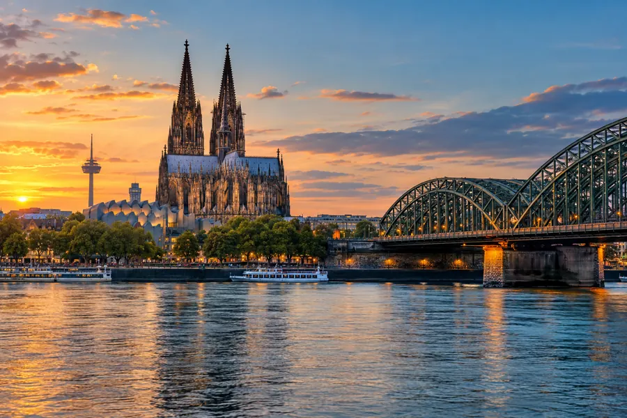 Kölner Dom und Hohenzollernbrücke am Rhein